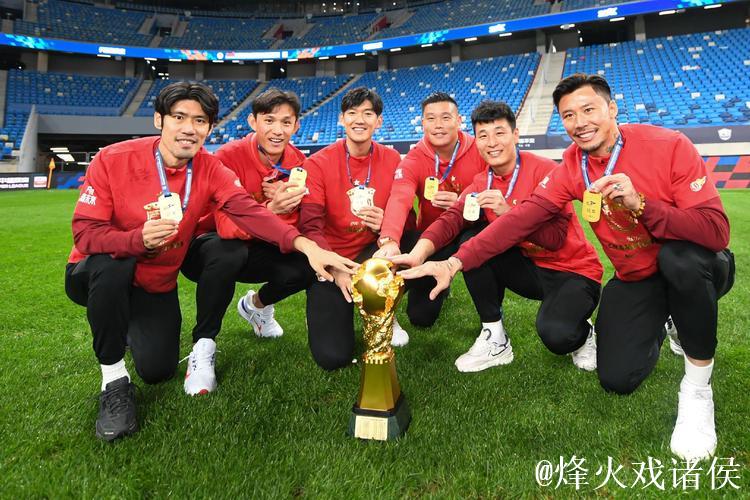 上海海港领取本赛季中超联赛冠军奖杯! 上海海港领取本赛季中超联赛冠军奖杯!